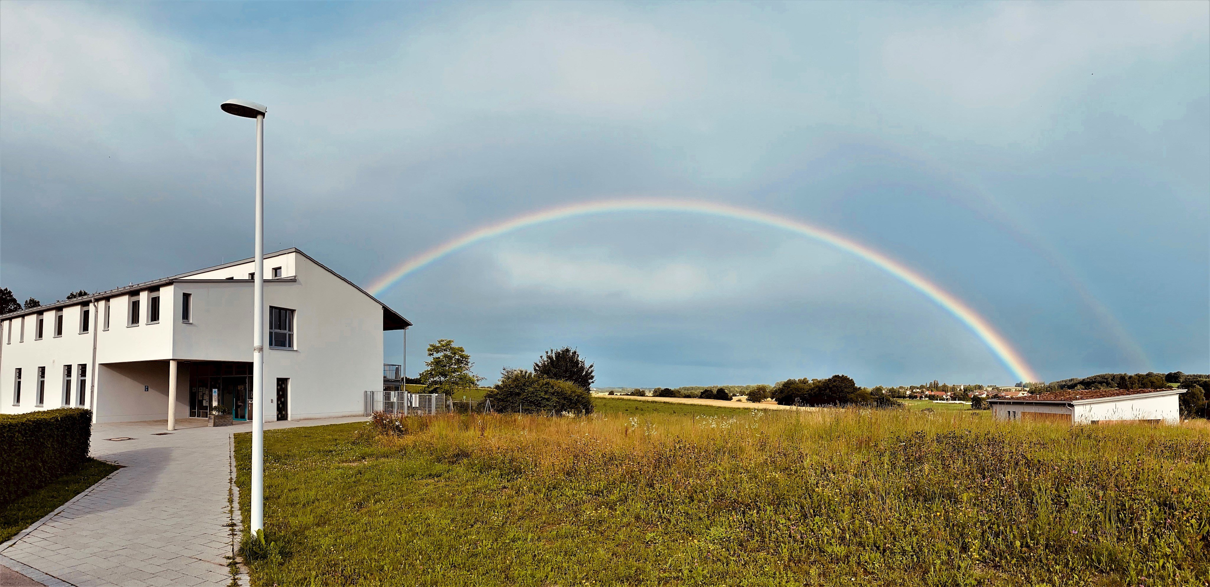 Regenbogen hinter Kinderhaus Regenbogen